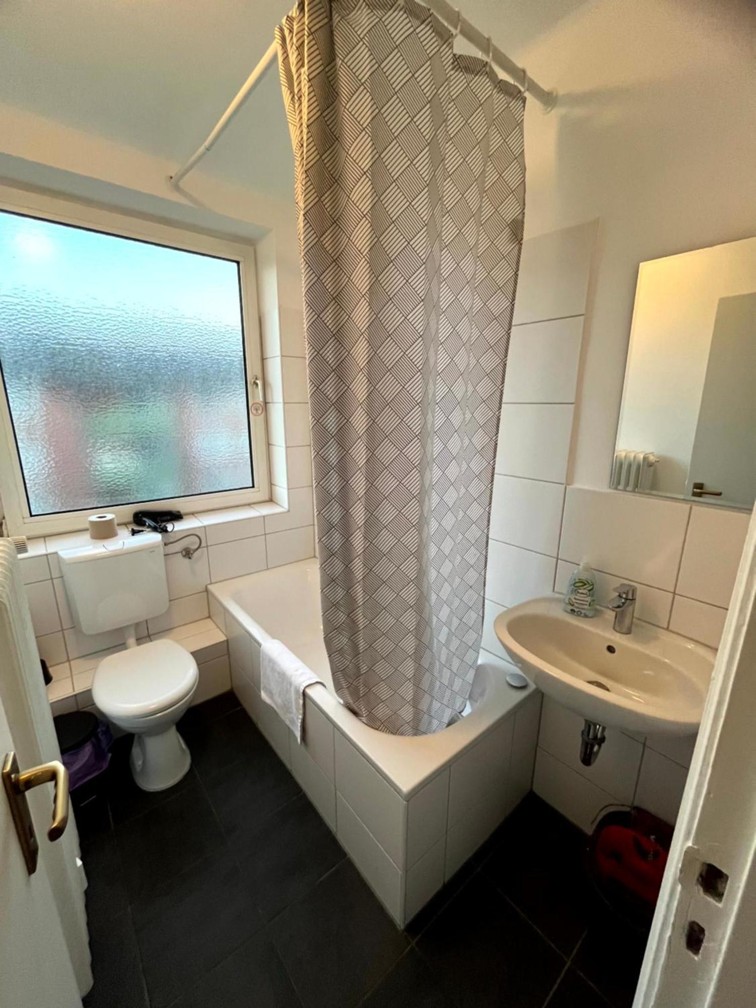 3-Zimmer Monteurwohnung Mit Balkon Neumuenster Luaran gambar